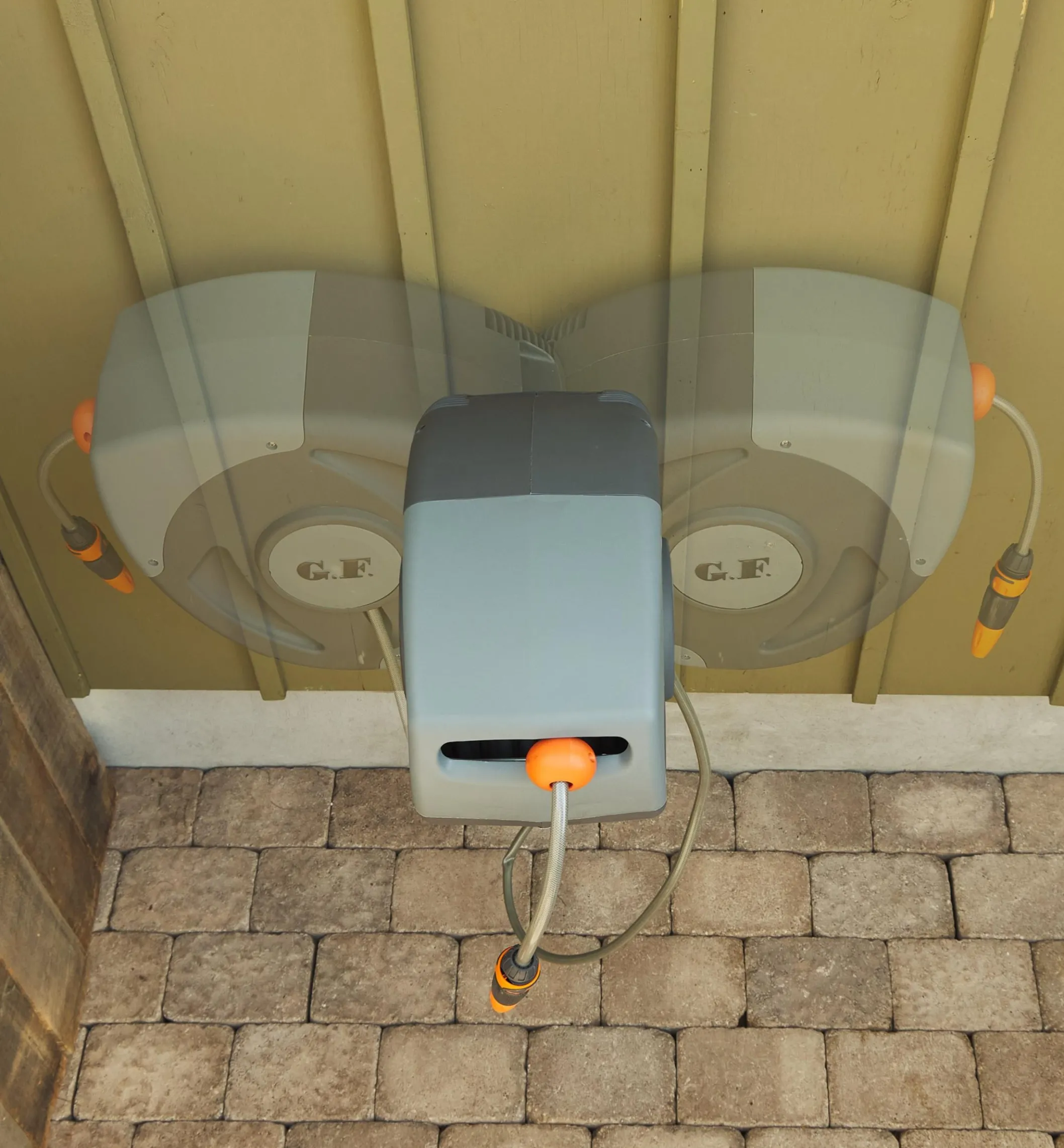 Auto-Retracting Hose Reel