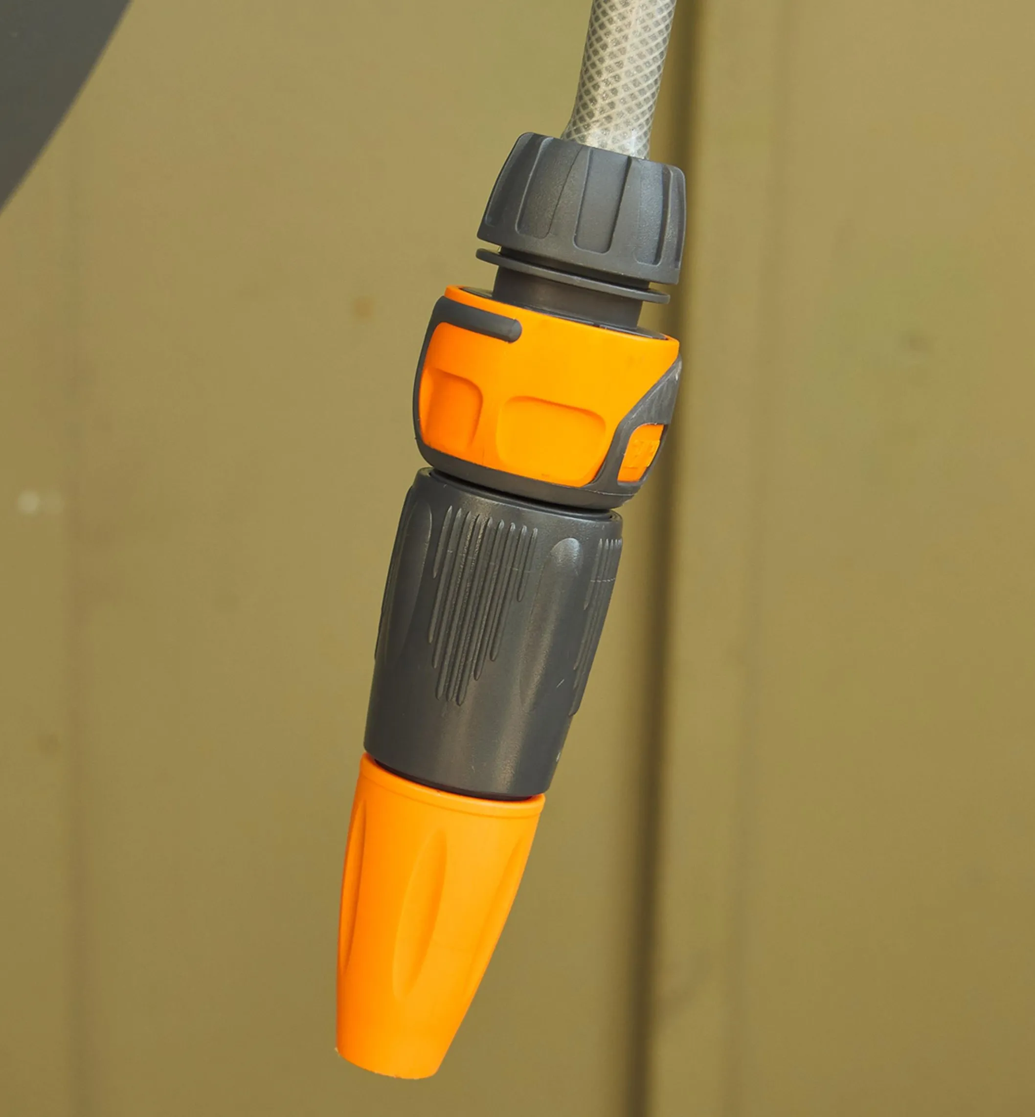 Auto-Retracting Hose Reel