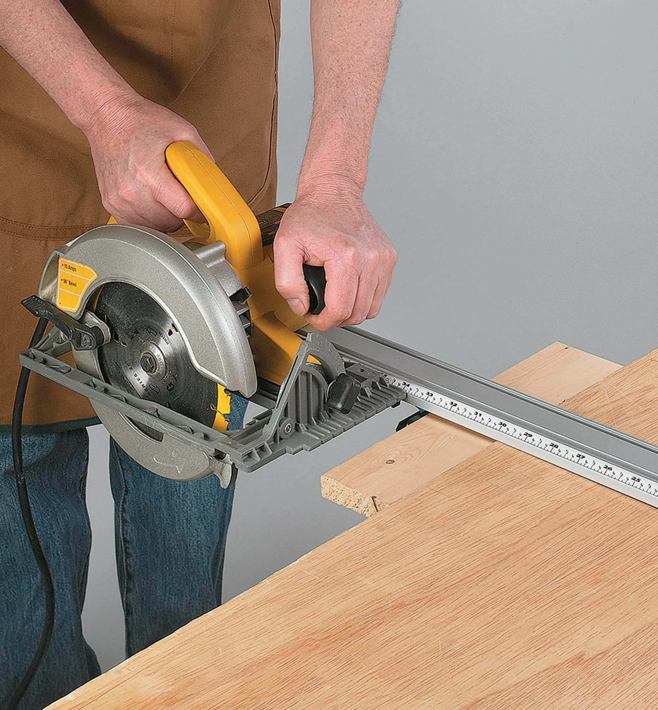 Wide Jaws For Low-Profile Tool Guides